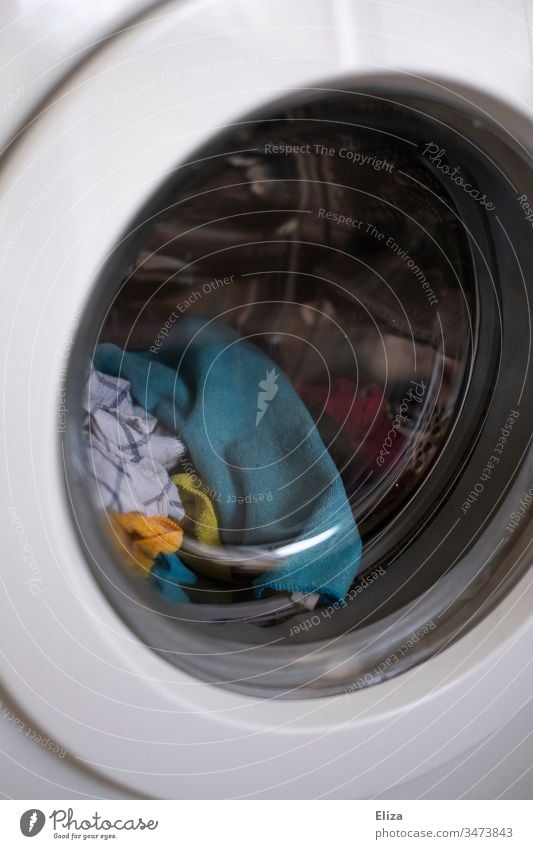 Bunte Wäsche in der Waschmaschine mit waschbaren und wiederverwendbaren Lappen; nachhaltig und umweltschonend Wiederverwendbar Nachhaltigkeit waschen hausarbeit
