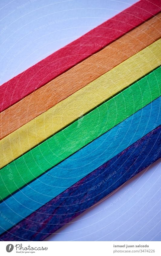 lgbt-Flagge mit Holzstäben, Regenbogenfahne Essstäbchen hölzern Farben farbenfroh mehrfarbig Fahne schwul Stolz Symbol Frieden Toleranz dekorativ