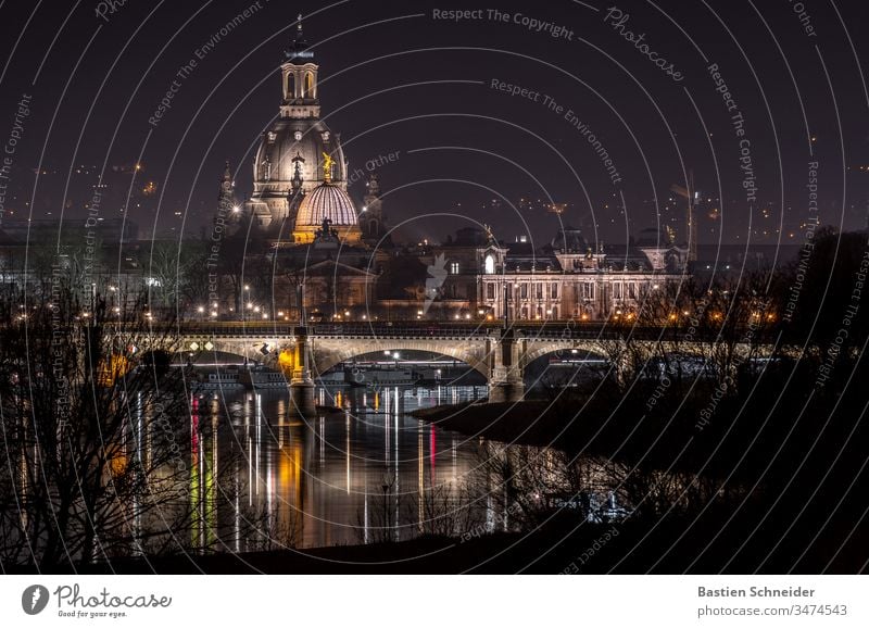 Blick auf die Altstadt von Dresden ästhetisch Detailaufnahme Semperoper Zufriedenheit Kunst Silhouette Dom Kirche dunkel Denkmal Bauwerk historisch