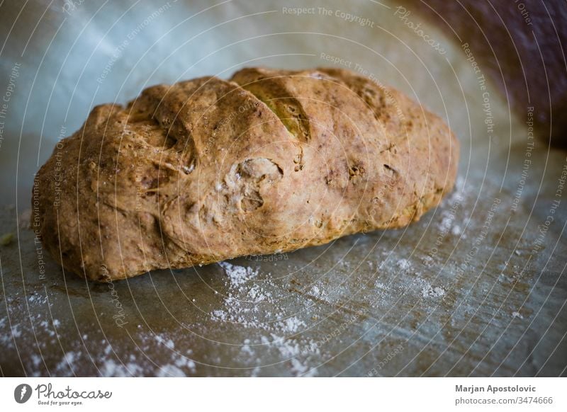 Nahaufnahme eines frischen selbstgebackenen Brotes auf Backpapier oben Bäckerei Frühstück braun Brötchen Landschaft Kruste Küche lecker Diät Abendessen Mehl