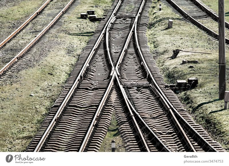 leere alte Eisenbahn in der Ukraine farbig Korruption Krise Regie dreckig Gerät Europa Gras grün Grunge industriell Industrie Infrastruktur Übergang bügeln