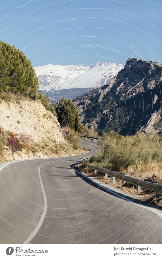 Straße durch die spanische Sierra Nevada mit schneebedeckten Bergen im Hintergrund Andalusien straße Berge u. Gebirge Schnee Schneebedeckte Gipfel Frühling