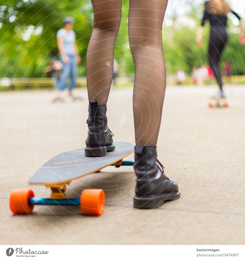 Mädchen übt sich im städtischen Longboardfahren. urban Holzplatte Skateboard Sport eine Lifestyle Skateboarding Schlittschuh Spaß lang Skater Jugend jung Sommer