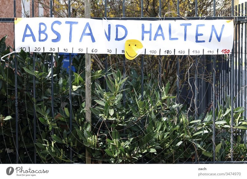 Abstand halten Schriftzeichen Gebäude Deutschland Berlin Hauptstadt Wand Menschenleer Zeichen Zettel Nachricht Pfeil Angebot social distancing coronavirus