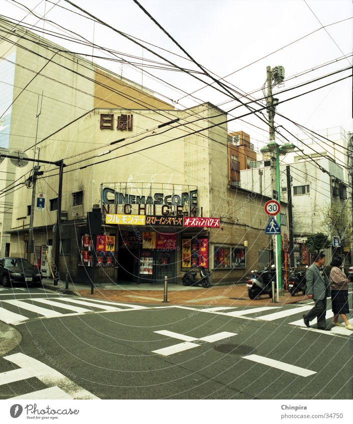 Cinemax Japan Yokohama Kino Gebäude chaotisch Straße historisch