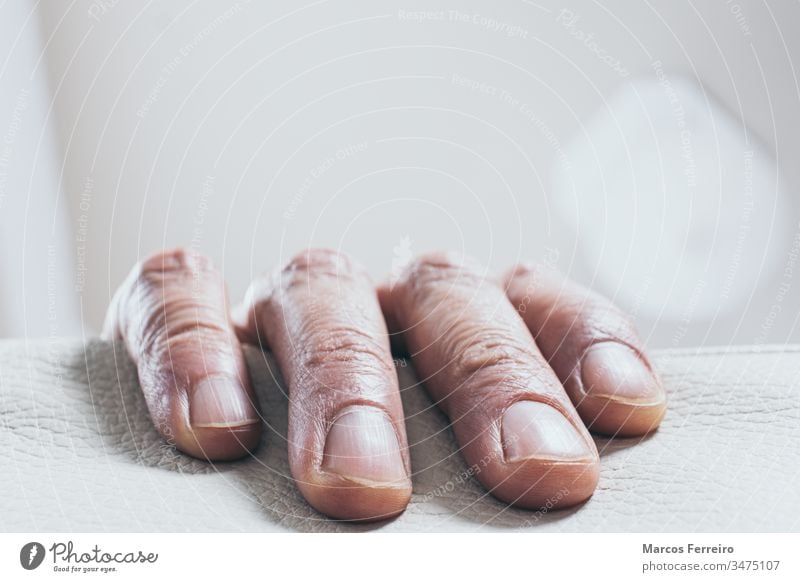 Finger der Männerhand am Rand des Sofas allein skandinavisch vereinzelt Hand Mann Innenbereich männlich Person Hintergrund Menschen weiß Kaukasier menschlich