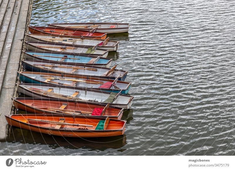Mietboote aus Holz an der Themse vertäut Aktivität Anziehungskraft Boot Boote Großstadt farbenfroh bunt Tag England Europa berühmt mieten Königreich Freizeit