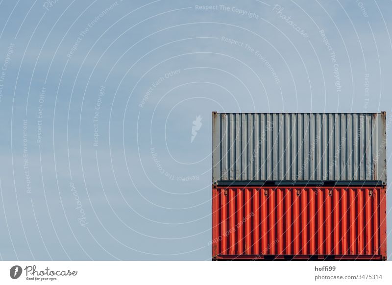 Container in rot und grau übereinander Containerterminal roter Container Güterverkehr & Logistik Industrie Schifffahrt Handel Containerschiff Containerverladung
