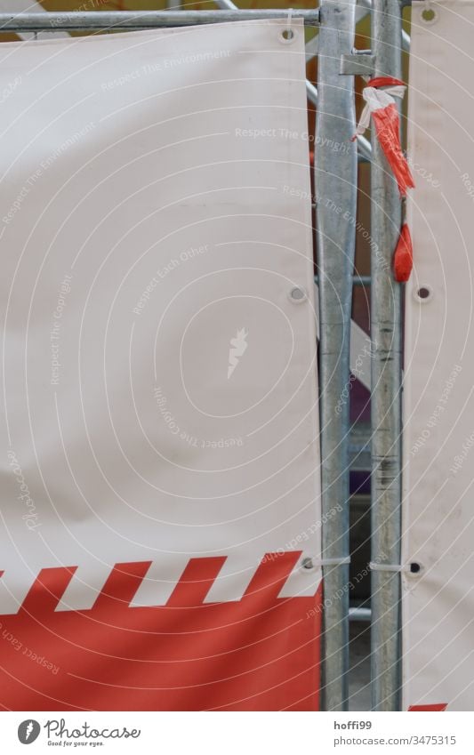 Absperrgitter mit roter und weißer Plane Barriere Spalier Schutz Baustelle Strukturen & Formen Mauer Sicherheit Metall Gitter Gitterzaun Zaun Konstruktion