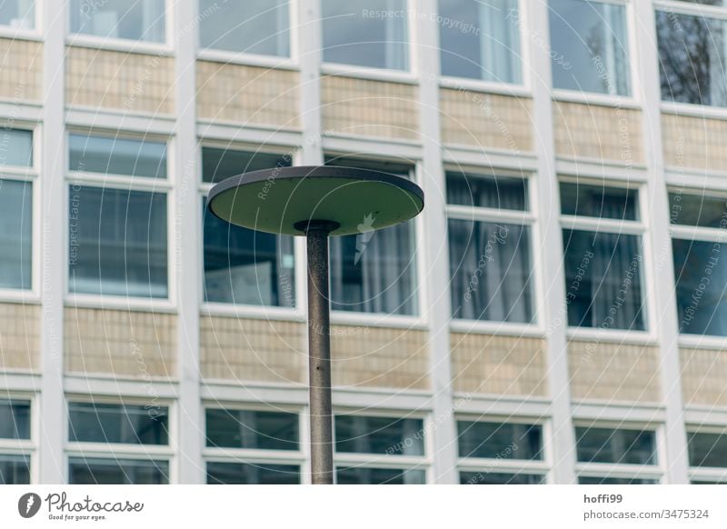 Lampe vor Hochhausfassade Straßenbeleuchtung trist Laternenpfahl Tristesse Minimalismus urban minimalistisch Gebäude Fassade Linie Strukturen & Formen grau