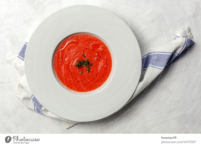Hausgemachte Tomatensuppe auf weißem Hintergrund Suppe Lebensmittel Schalen & Schüsseln Gesundheit Mittagessen Abendessen Mahlzeit Vegetarier Gemüse frisch