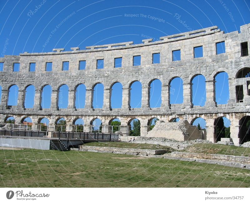 Kolosseum antik Sommer grün Ruine historisch Pula blau