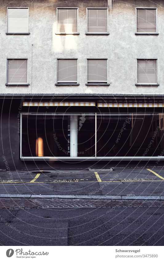 Leerstand eines Geschäfts / Gebäudes Geschäftsaufgabe Konkurs leergeräumt verlassen geschlossen geschlossene fenster Fassade Schaufenster