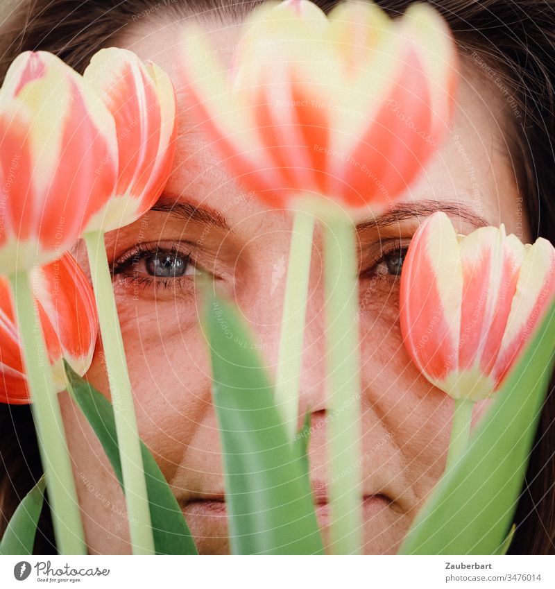 Schöne Frau mit Tulpen lächelt im Frühling Porträt lächeln schön Freude Lebensfreude Glück feminin natürlich Augen