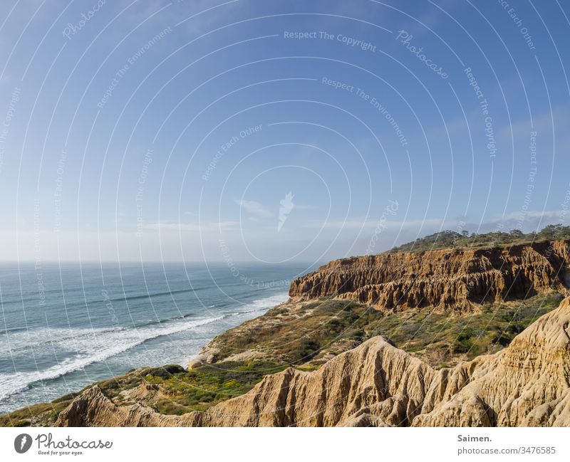 Traumhaft Himmel Kalifornien Amerika USA San Diego Berge wellen ozean Meer kahl Vegetation Landschaft Aussicht Felsen zerklüftet Küste schön La Jolla