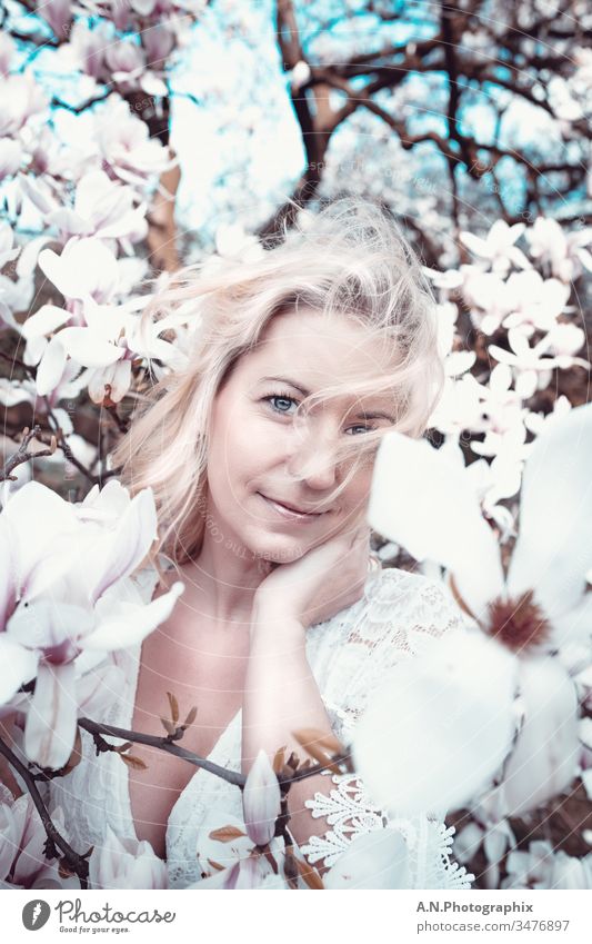 Schöne Blonde Frau mit weißem Kleid im Blütenbaum Porträt frau blond weißes kleid draußen natur landschaft gesicht schön schönheit wunderschön Beautyfotografie