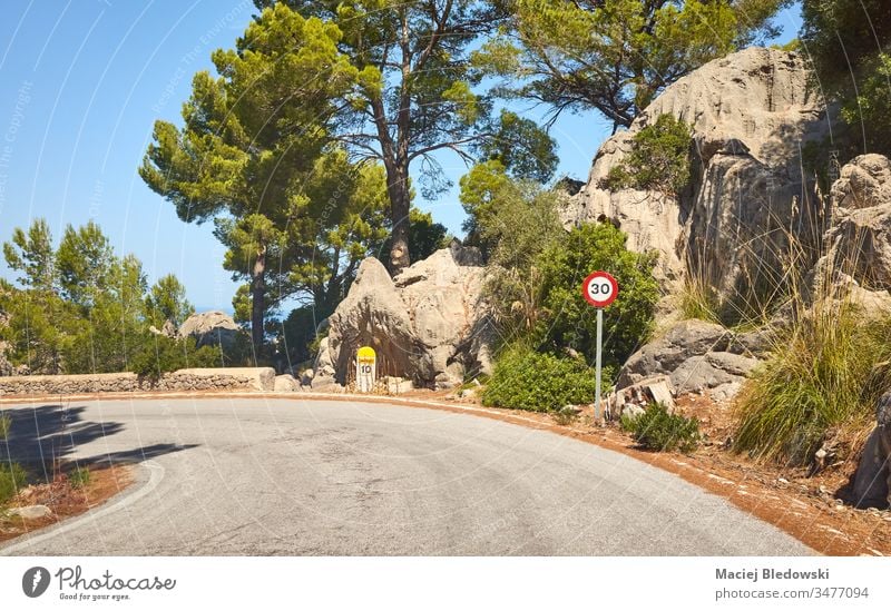 Panoramastraße mit Geschwindigkeitsbegrenzungsschild, Mallorca, Spanien. Straße Laufwerk Reise Ausflug Berge u. Gebirge reisen Landschaft Natur Verkehrsgebot