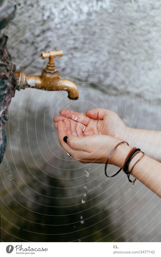 frau wäscht ihre hände Hände Wasser Wasserhahn Brunnen Sauberkeit hygiene Frau sauber Hände waschen Pflege Waschen Reinlichkeit Hygiene Hand Wassertropfen