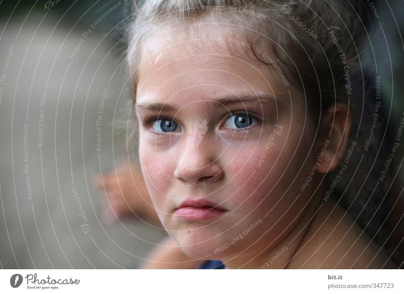 böse gucken feminin Kind Mädchen Kindheit Kopf Gesicht Auge 1 Mensch 8-13 Jahre Blick Wut Ärger gereizt Feindseligkeit Aggression Gefühle protestieren
