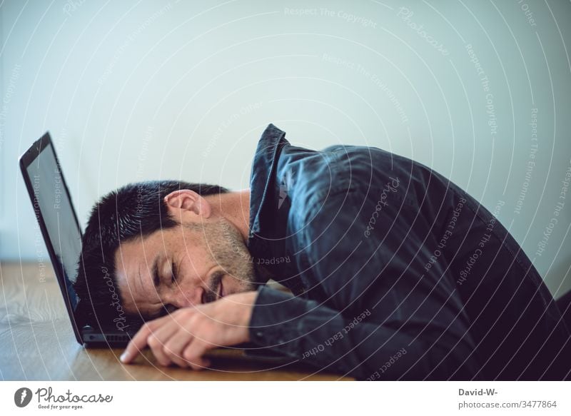 Mann am Laptop eingeschlafen laptop bei der Arbeit arbeit überarbeitet Homeoffice pause müde Müdigkeit ruhe Schlafplatz Arbeitsplatz arbeiten Computer Büro