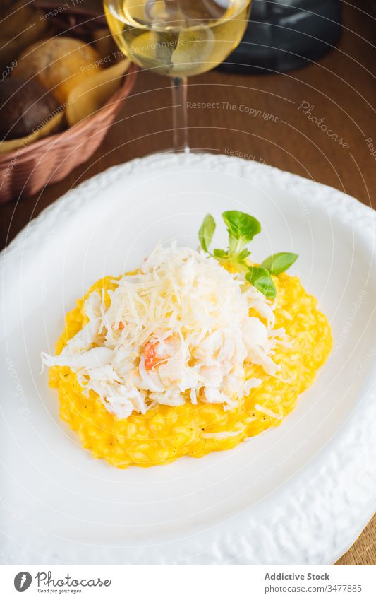 Köstliches traditionelles Risotto mit Käse Reis Tradition Teller dienen Safran gelb Speise Feinschmecker lecker Lebensmittel geschmackvoll Mahlzeit Gesundheit