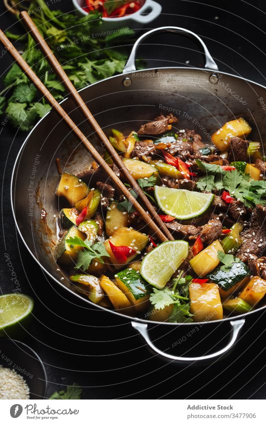Gericht der orientalischen Küche mit Fleisch und Gemüse rühren gebraten Wok Zucchini Orientalisch Speise Lebensmittel Gewürz Kalk asiatisch Tradition
