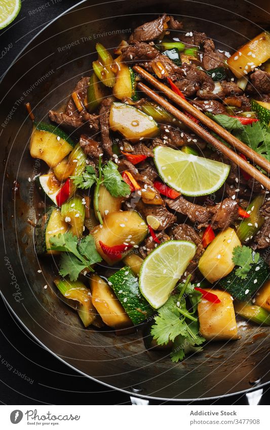 Gericht der orientalischen Küche mit Fleisch und Gemüse rühren gebraten Wok Zucchini Orientalisch Speise Lebensmittel Gewürz Kalk asiatisch Tradition