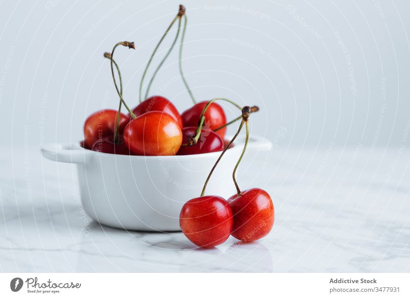 Rote Kirsche in weißer Schale auf dem Tisch rot Beeren Frucht frisch reif natürlich Lebensmittel Gesundheit Schalen & Schüsseln Topf Haufen Pflanze Stengel