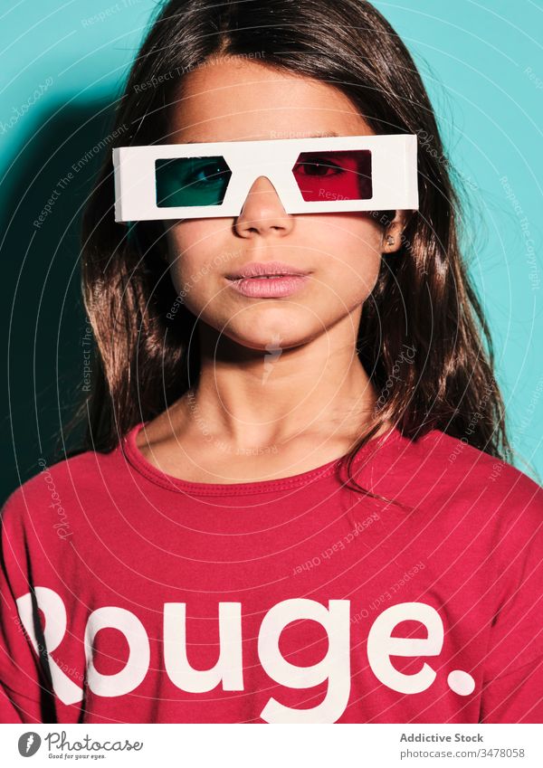Nachdenkliches, zufriedenes Mädchen mit 3D-Brille 3d Kino Kind brünett stereoskopisch Frau Glück Kindheit Sinnestäuschung dimensional optisch unterhalten