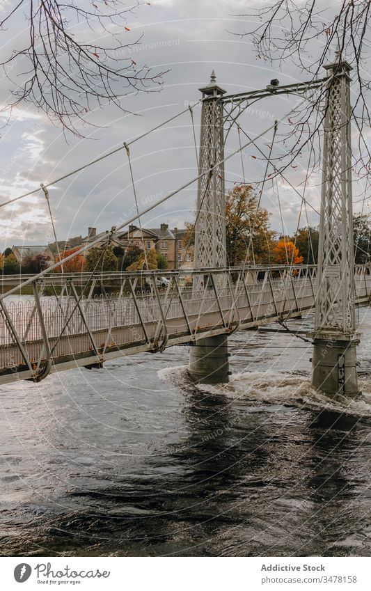 Brücke über den Fluss am Herbsttag Suspension Steg alt Schottland Großstadt bedeckt Architektur Konstruktion wolkig reisen Tourismus Wasser Struktur Weg