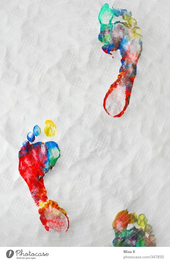 Abdruck Fuß Kunst Künstler Maler laufen mehrfarbig Farbe Kreativität Wege & Pfade malen streichen dreckig Fußspur Spuren Barfuß Zehen Papier Farbstoff Farbfoto