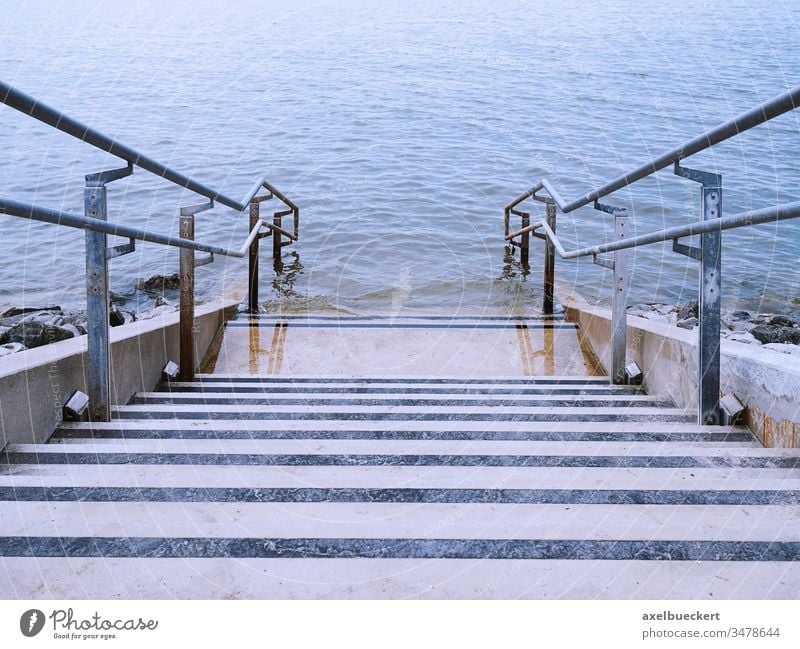 Treppe führt ins Wasser Meer Freitreppe Fluss See Abstieg nach unten Perspektive im Freien Natur niemand Küste Architektur schwimmen Geländer Textfreiraum