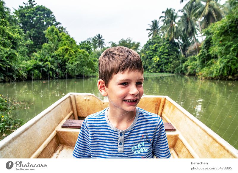 immer wieder | auf entdeckungsreise Landschaft exotisch Farbfoto Natur traumhaft Außenaufnahme Baum Fluss Ruderboot Boot Palme Malaysia Tourismus Freiheit