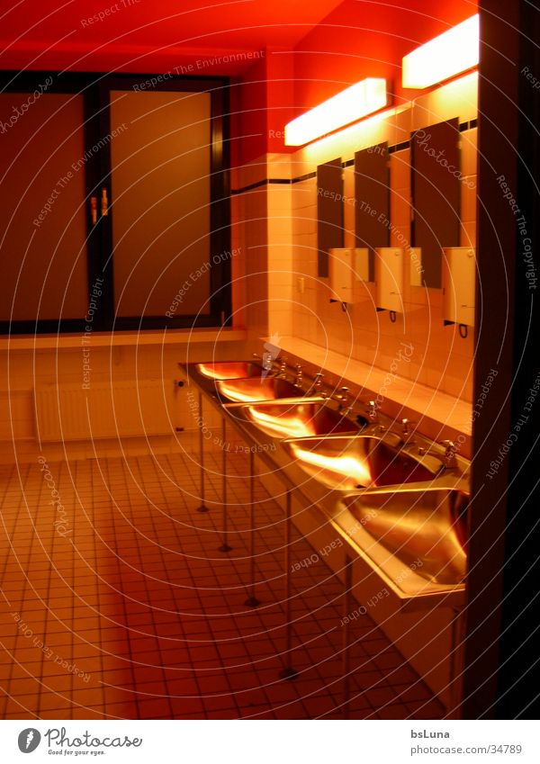 Bathroom Bad Spiegel rot Licht Stil Architektur Wachbecken modern Wachraum