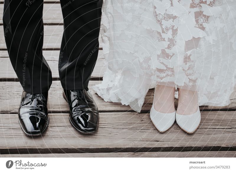 Hochzeitsfotografie wedddings brautpaar brautschuhe lackschuhe füße nebeneinander beine verheiratet reihe schwarz anzug bräutigam hochzeitspaar paarshooting ehe