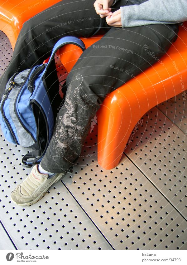 Birgit in Berlin Rucksack Schuhe Bildausschnitt Stil Mensch orange Drache Stuhl Beine Kunststoff modern