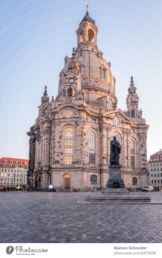 Frauenkirche Dresden Kunst Zentralperspektive ästhetisch Licht Tag Hintergrund neutral Außenaufnahme Textfreiraum links Textfreiraum oben Menschenleer Farbfoto