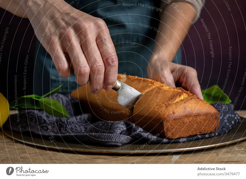 Anonyme Person, die hausgemachten Zitronenkuchen zubereitet Kuchen Gebäck backen Konditorei selbstgemacht Teigwaren Küche Feinschmecker Stoff Frucht Zucker