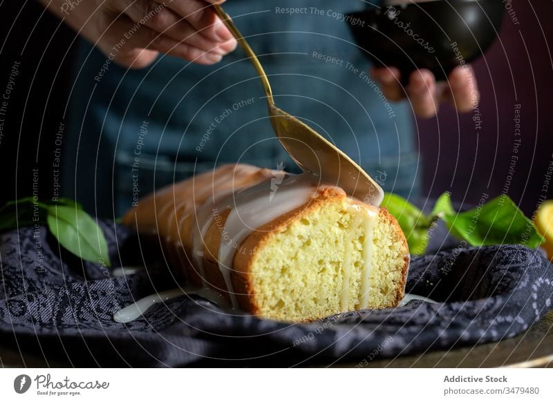 Anonyme Person, die hausgemachten Zitronenkuchen zubereitet Kuchen Gebäck backen Konditorei selbstgemacht Teigwaren Küche Feinschmecker Stoff Frucht Zucker