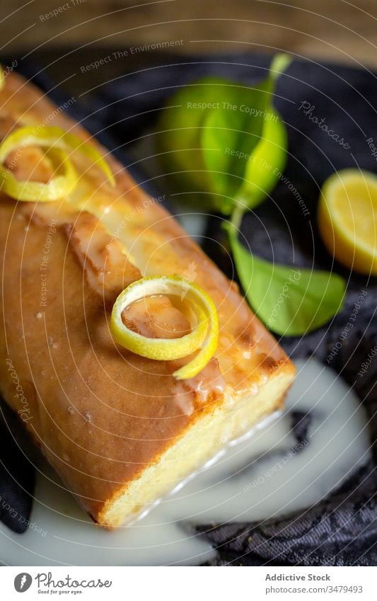 Hausgemachter Zitronenbiskuitkuchen Kuchen Gebäck backen Konditorei selbstgemacht frisch hölzern Teigwaren Küche Feinschmecker Stoff Frucht Hintergrund Zucker