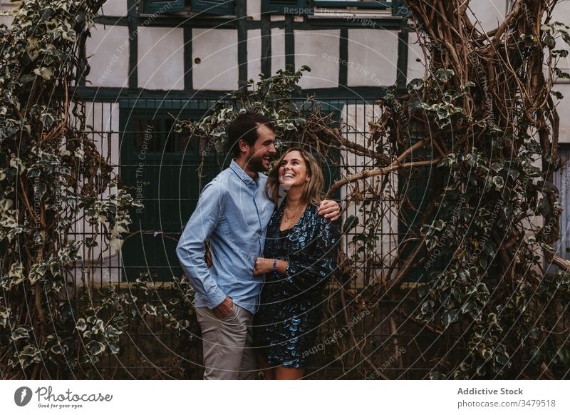 Glückliches verliebtes Paar umarmt sich auf der Straße Liebe Umarmen Umarmung Großstadt romantisch Zusammensein Zuneigung Termin & Datum Kuss Frankreich Bayonne
