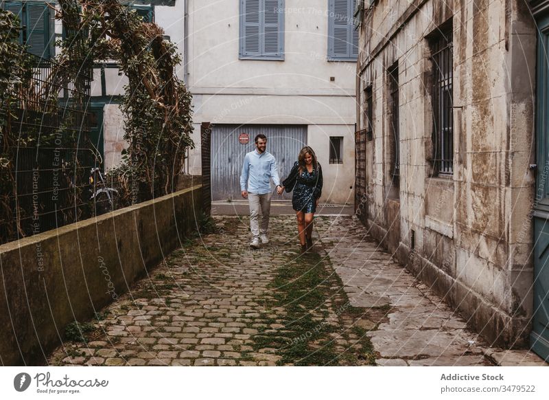 Glückliches Paar beim Spaziergang auf der Stadtstraße Straße Großstadt Zusammensein heiter Lächeln lässig romantisch Liebe Partnerschaft Lifestyle urban