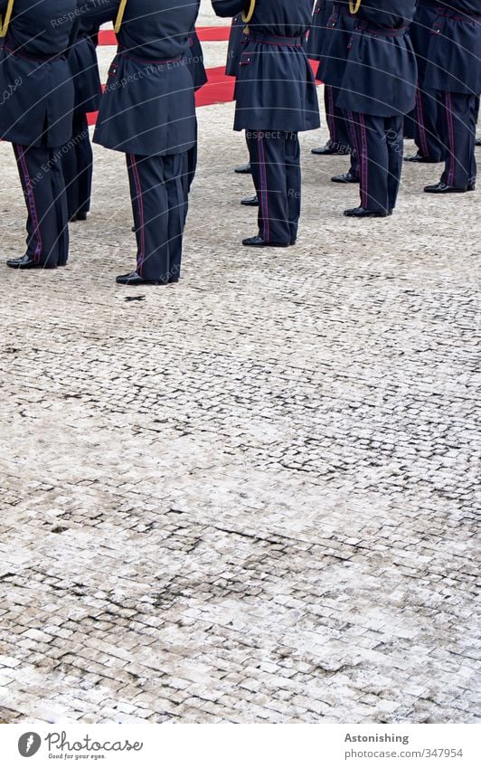 in Reih und Glied Mensch maskulin Mann Erwachsene Rücken Beine Fuß Menschengruppe Bratislava Slowakische Republik Straße Stein stehen blau grau rot schwarz weiß