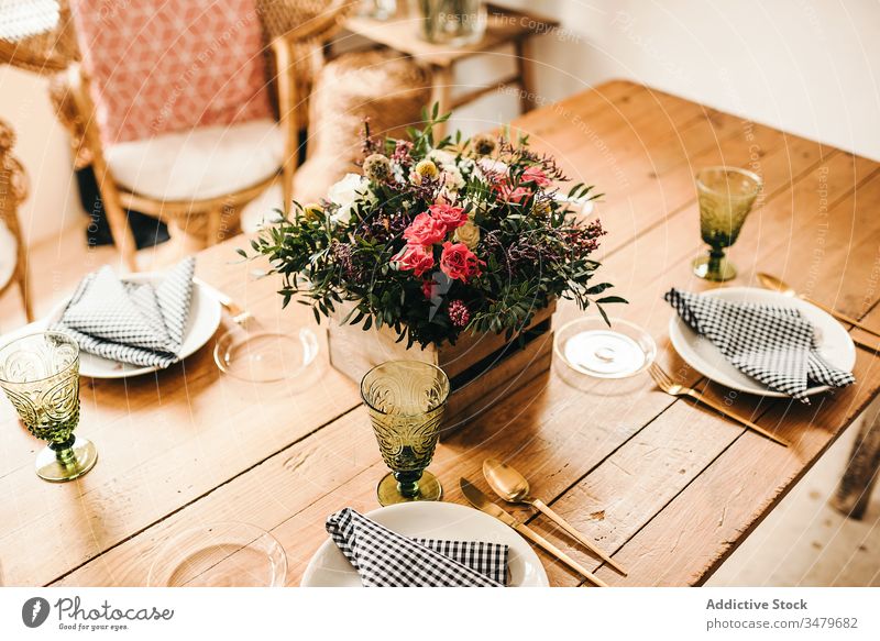 Blumen und Pflanzenzweige auf einem Kasten, der einen Holztisch schmückt Haufen Blatt Blumenstrauß Blütenblatt Konzept Glas frisch Blütezeit Innenbereich