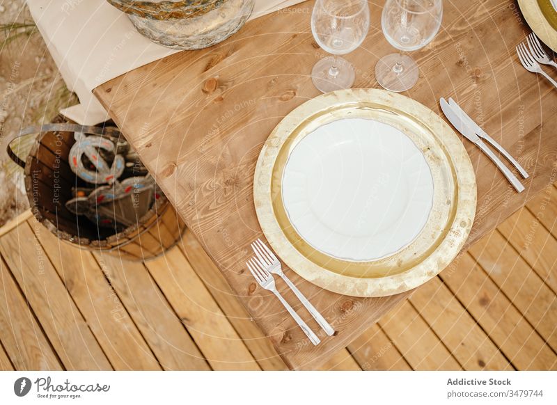Festlicher Tisch und traditionelle orientalische Sitze Dekor festlich Tradition Orientalisch arabisch Ordnung Marokko Teller hölzern dienen Design