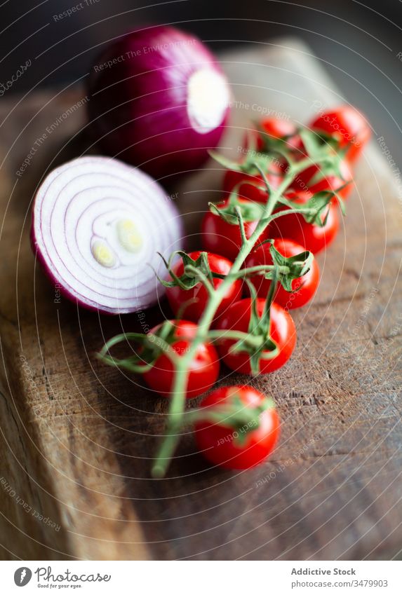 Tomaten und Zwiebeln auf Holzbrettchen rot frisch Kirsche Haufen reif hölzern Lebensmittel Gemüse geschnitten Gesundheit Vegetarier Knolle organisch Bestandteil