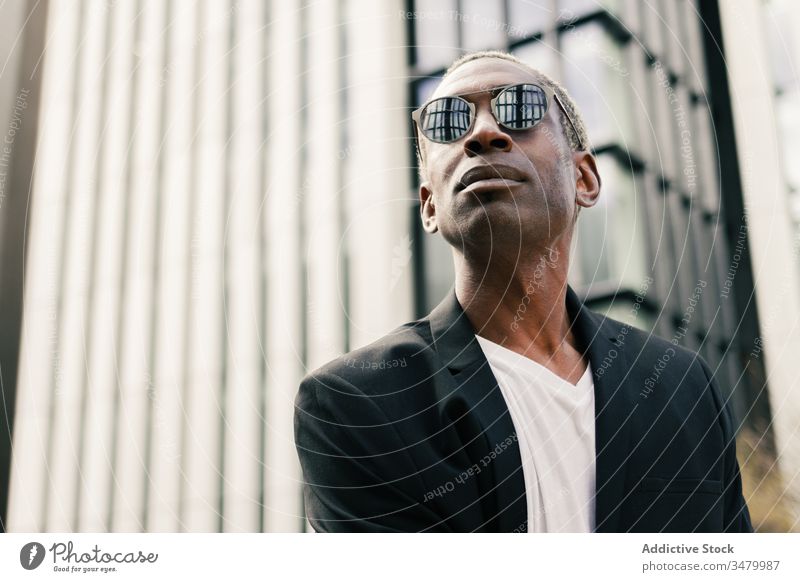 Eleganter schwarzer Geschäftsmann auf der Straße Stil Großstadt Gebäude Erfolg ethnisch urban modern selbstbewusst männlich professionell Unternehmer