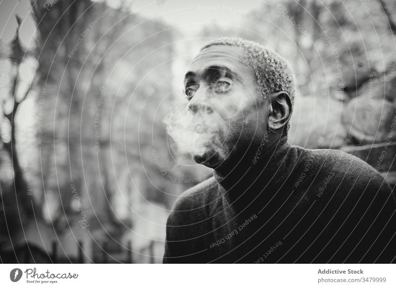 Schwarzer Mann raucht auf der Straße Rauch Park Großstadt ausatmen urban ethnisch sich[Akk] entspannen Tabak männlich Nikotin Süchtige Lifestyle Erwachsener