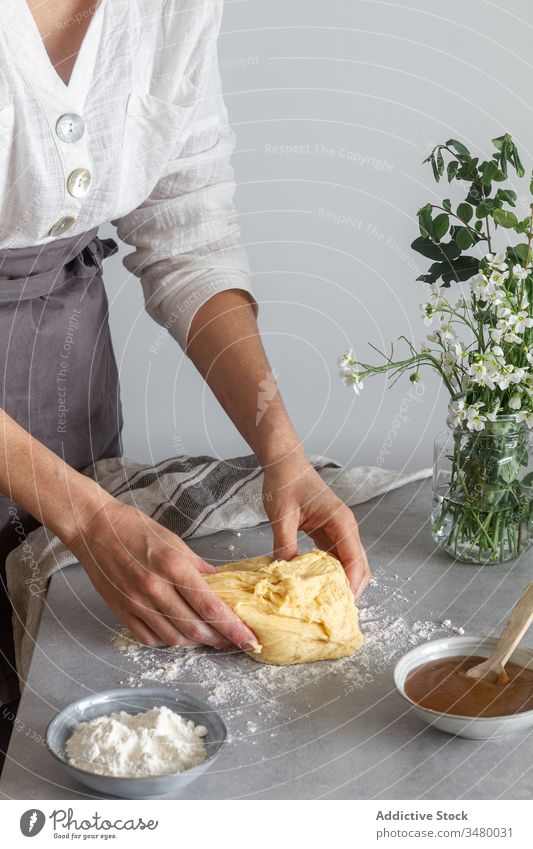 Erntemann, der Teig auf dem Tisch knetet Frau Teigwaren kneten Gebäck Koch Mehl Apfel Saucen Blume Blumenstrauß Schürze Küche vorbereiten Lebensmittel