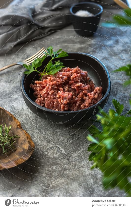 Kräuter und Zwiebeln in der Nähe von Hackfleisch Fleisch zerkleinern Kraut Tisch Küche rustikal Salz frisch Lebensmittel Bestandteil Feinschmecker Ernährung